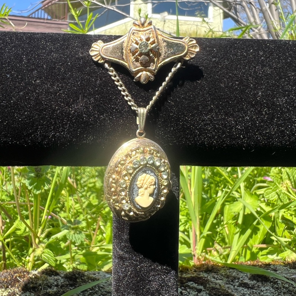 Elegant Gold Cameo Pendant Necklace